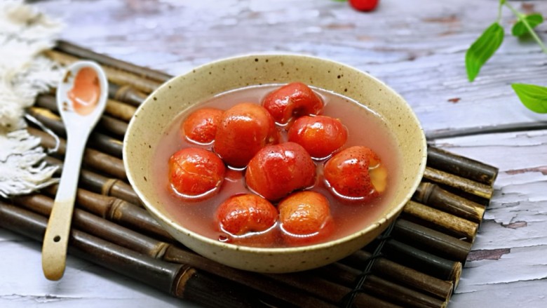 时令养生~山楂罐头,盛出,饭前来一颗,开胃!饭后来一颗,消食!