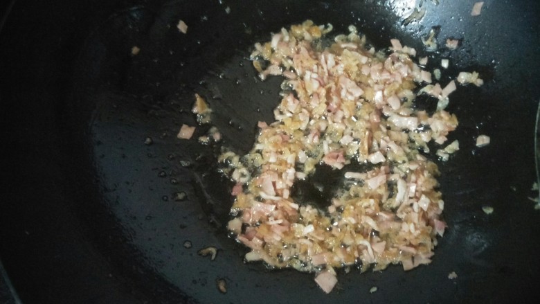 咸香糯米饼,再放入培根抄出香味来,关火待用。
