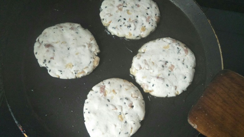 咸香糯米饼,平底锅放油,油热后转小火放入糯米饼坯子煎一会。