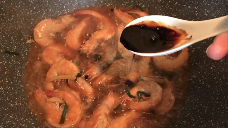 酱爆大虾,半勺老抽(生抽和老抽可以在调酱汁的时候就加入,但在这一步再加是为了迎合自己的口味调整)