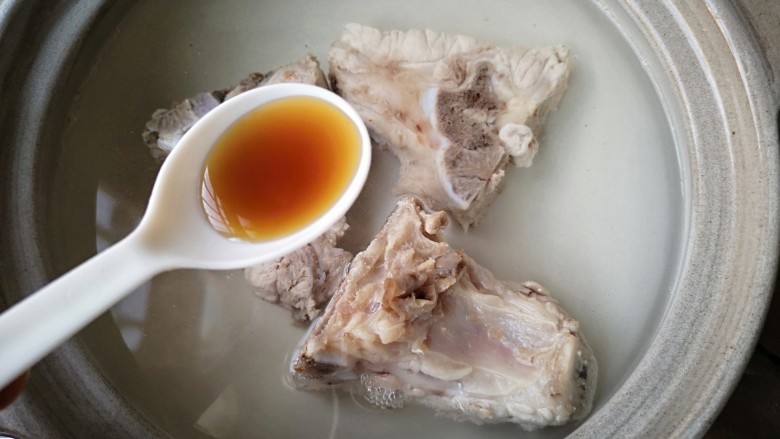 虫草花海带脊骨汤,再放回砂锅加温水,水中加点醋煮开。(因为醋能使骨头里的磷、钙溶解到汤内,这样煲的汤不仅味道更鲜美,而且更有利于人体吸收)