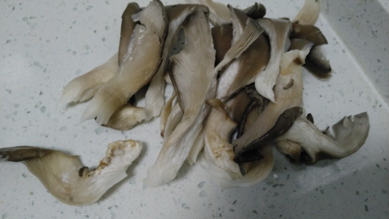 豆腐炒杂蔬,<a style='color:red;display:inline-block;' href='/shicai/ 231'>平菇</a>洗净,用手撕成条。