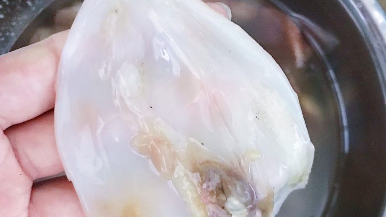 响油海兔子,食材处理:
海兔子用剪刀剪开 将里面的内脏都清理干净(因为不是新鲜的 所以清理内脏一定要干净)
