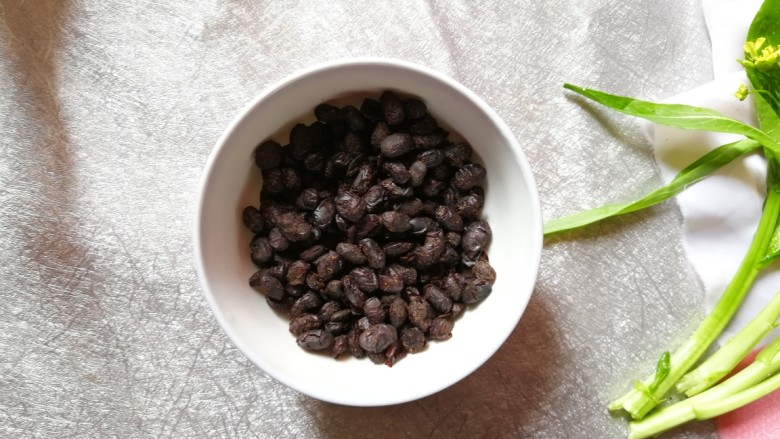 豉汁蒸鲮鱼腩,倒出阳江豆豉,小碗的小半碗就可以,我这里倒的多了一些。