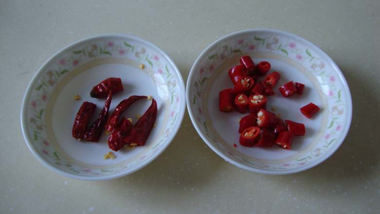 青蒜炒牛肉,干辣椒和小米椒改刀