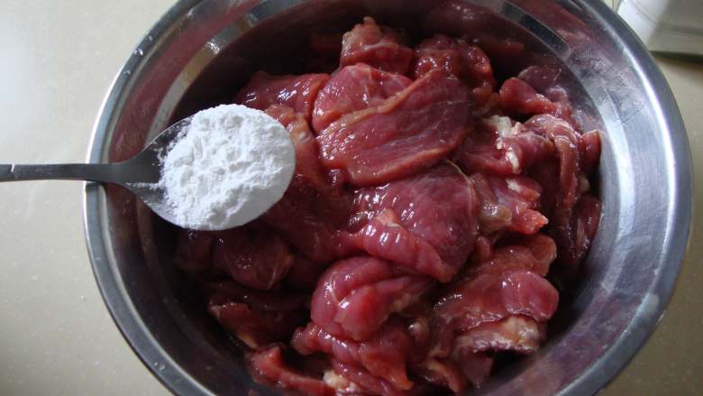 青蒜炒牛肉,加鸡蛋、盐抓匀,加淀粉抓匀备用