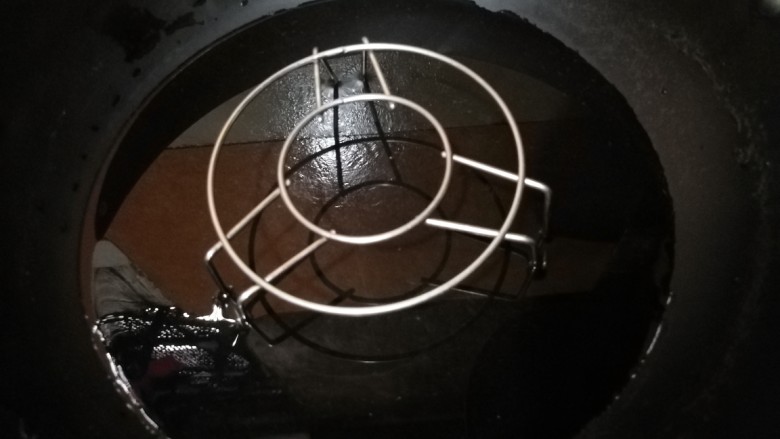 豉汁蒸鲮鱼腩,锅中放足量的水,放入蒸架。