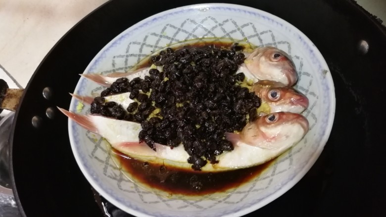 豉汁蒸鲮鱼腩,冷锅就可放入鱼,盖上锅盖,中大火蒸15分钟,然后关火焖2-3分钟。