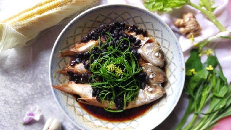 豉汁蒸鲮鱼腩,葱丝铺在蒸好的鱼上面即可,喜欢香菜的也可以加一些香菜。