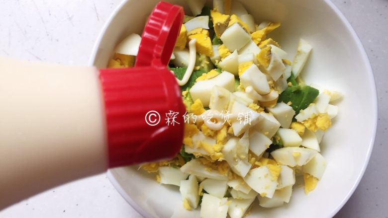 面包碗里的牛油果鸡蛋沙拉,煮熟的鸡蛋,也切成小丁,放入牛油果中,然后浇上你喜欢吃的<a style='color:red;display:inline-block;' href='/shicai/ 4856'>沙拉酱</a>。