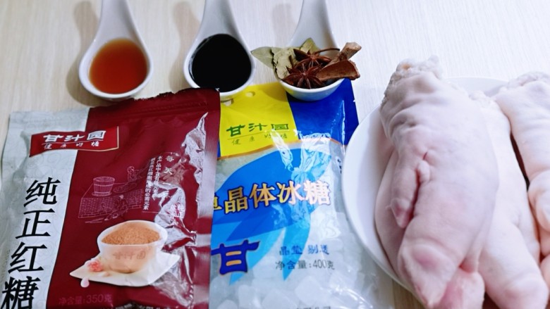 香辣孜然烤猪蹄,准备所有食材!猪脚我买两个,请店员帮忙切开的。(一切二,块的大小可以根据个人喜欢)