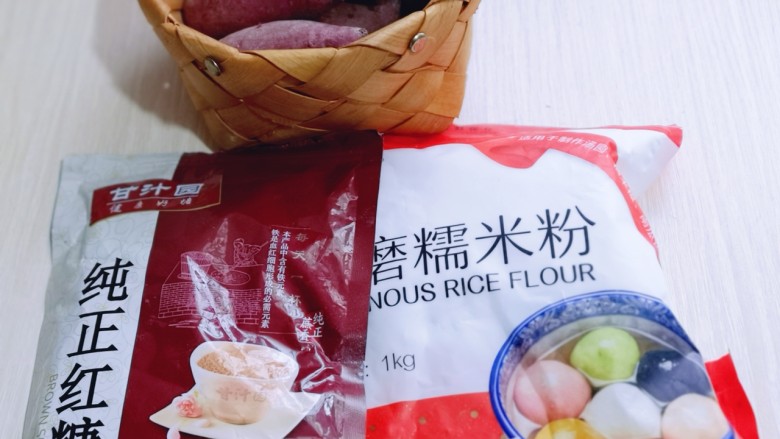 补血养颜~低脂紫薯红糖糯米饼,准备食材: 我买的紫薯比较小,大小有差异,数量自己掌握,我用的紫薯约110g,将紫薯去皮,洗干净!