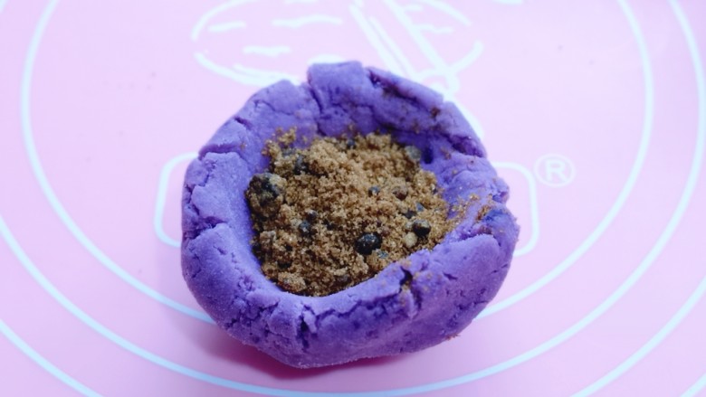 补血养颜~低脂紫薯红糖糯米饼,取一块面团,包上红糖!将收口捏紧揉圆!