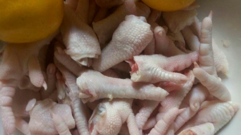 柠檬鸡爪,先把<a style='color:red;display:inline-block;' href='/shicai/ 89'>鸡爪</a>洗静加姜片煮熟，捞出放凉。