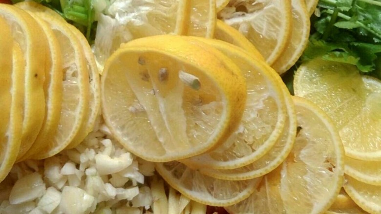 柠檬鸡爪,把食材准备好，放入鸡搅拌就可。