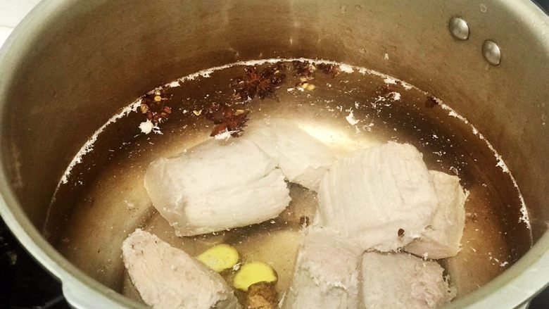 浅湘食光&面包机版肉松,肉放高压锅,加入姜片、花椒、三奈八角