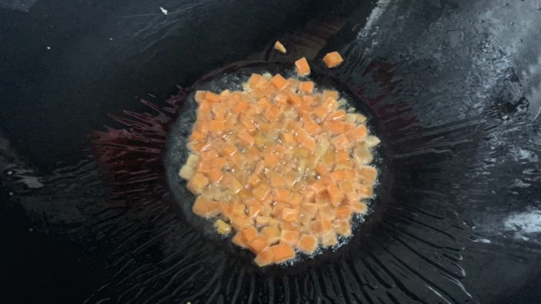 咖喱豆腐,起锅放油,6成热,放入胡萝卜丁翻炒至断生