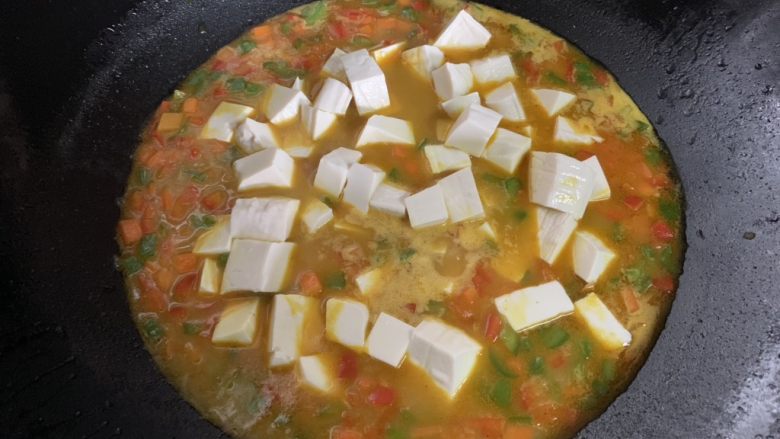 咖喱豆腐,放入豆腐块,轻推锅中食材方便豆腐融入咖喱汤汁中
