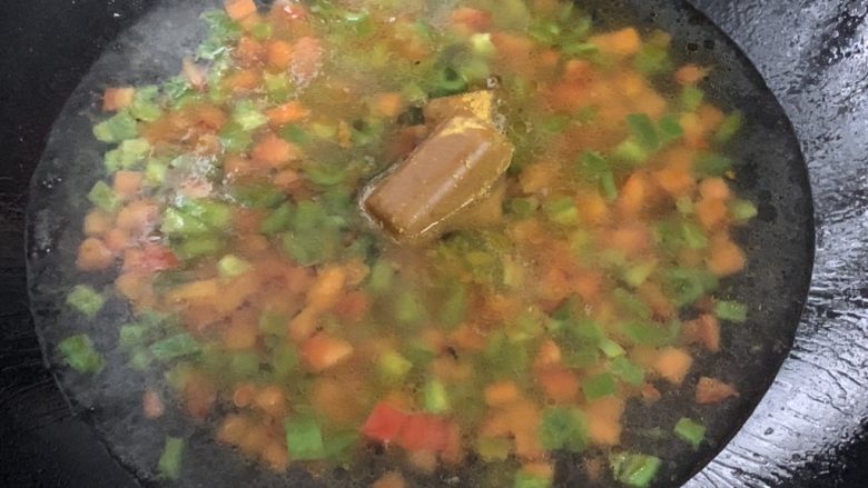 咖喱豆腐,倒入没过食材的清水,放入<a style='color:red;display:inline-block;' href='/shicai/ 10650'>咖喱块</a>