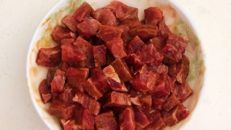 换个姿势吃牛排 咖喱土豆烧牛排,调匀后入味15分钟