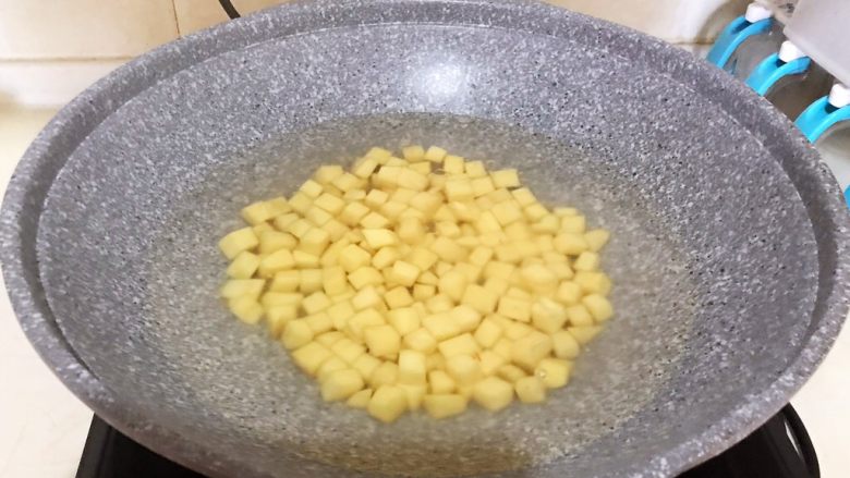 换个姿势吃牛排 咖喱土豆烧牛排,水开后焯水3分钟