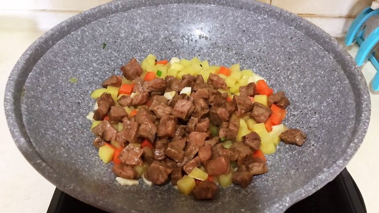 换个姿势吃牛排 咖喱土豆烧牛排,加入牛排