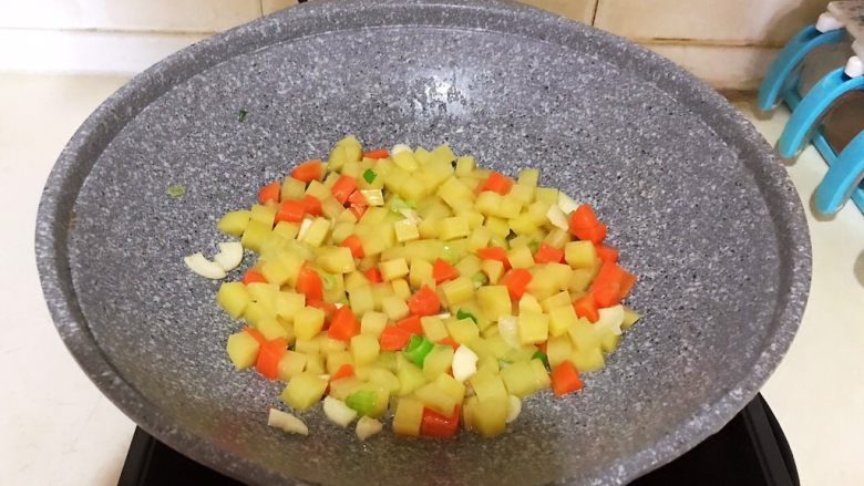 换个姿势吃牛排 咖喱土豆烧牛排,翻炒均匀