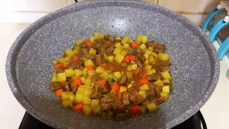 换个姿势吃牛排 咖喱土豆烧牛排,烧开后调匀即可