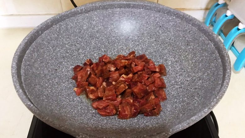换个姿势吃牛排 咖喱土豆烧牛排,油烧热后加入牛排