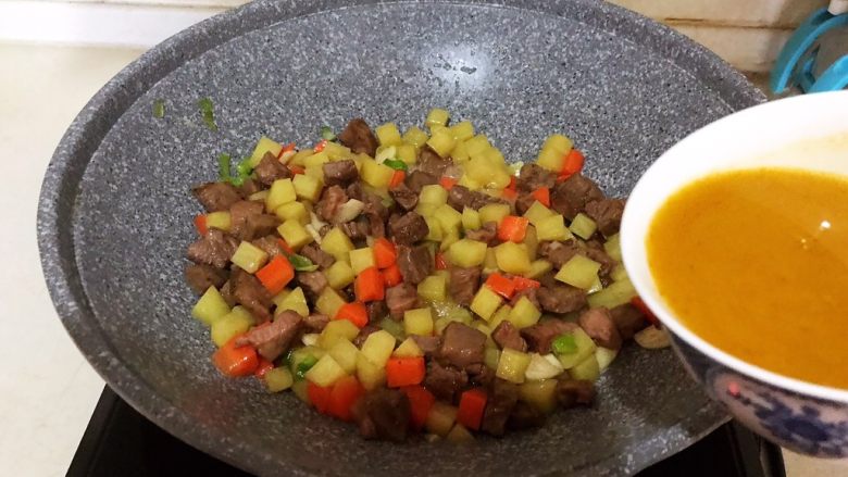 换个姿势吃牛排 咖喱土豆烧牛排,倒入淀粉咖喱叶