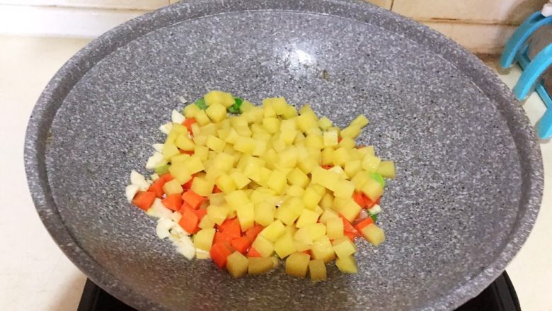 换个姿势吃牛排 咖喱土豆烧牛排,加入胡萝卜和土豆