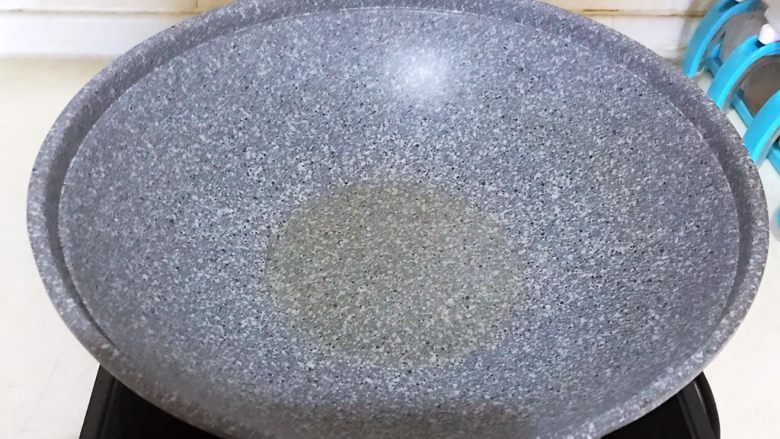 换个姿势吃牛排 咖喱土豆烧牛排,炒锅烧热后加入2小勺<a style='color:red;display:inline-block;' href='/shicai/ 140122'>玉米油</a>