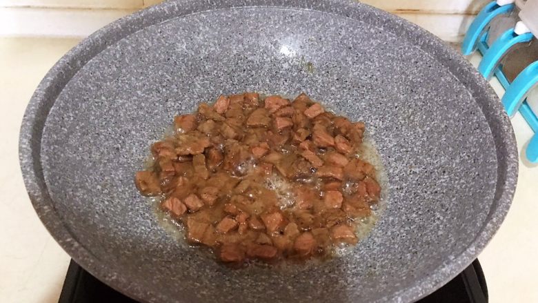 换个姿势吃牛排 咖喱土豆烧牛排,翻炒至牛排变色