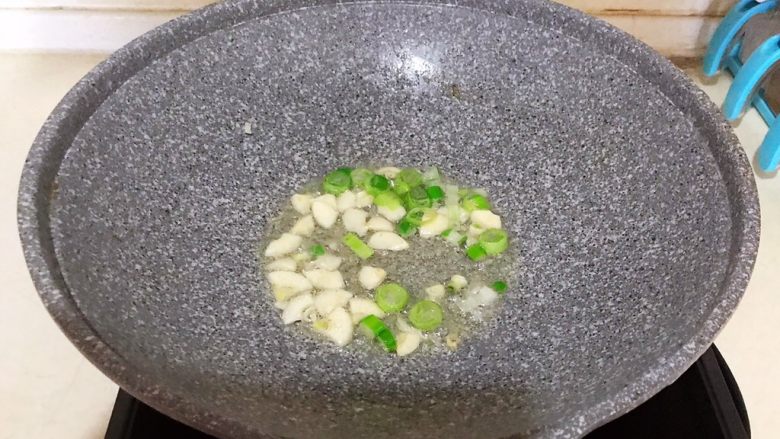 换个姿势吃牛排 咖喱土豆烧牛排,用锅里的底油把葱花和蒜片炒香