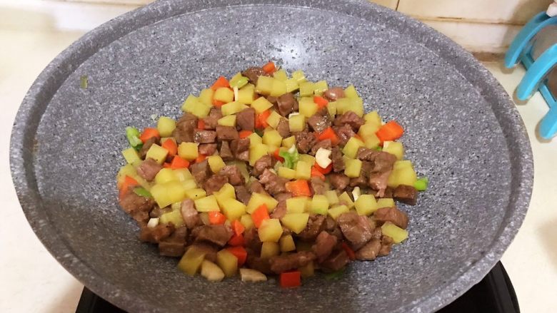 换个姿势吃牛排 咖喱土豆烧牛排,翻炒均匀