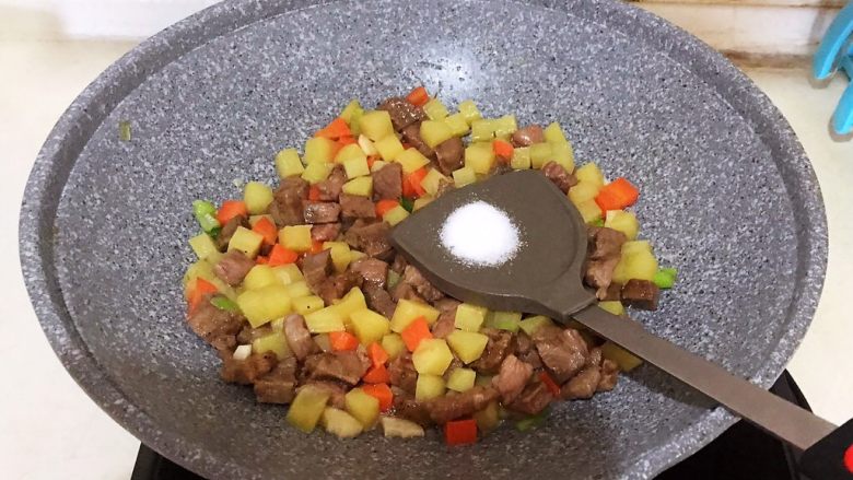 换个姿势吃牛排 咖喱土豆烧牛排,加入2克精盐,翻炒均匀