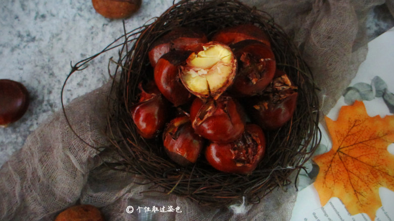 家常版的糖炒板栗,顺着褐红色的硬壳上的开口位置,用力一掰