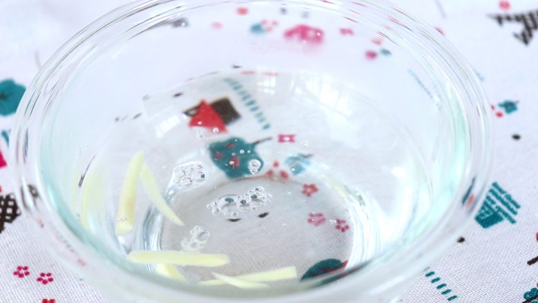 番茄鲜虾面,姜片切丝,倒入开水浸泡成姜水