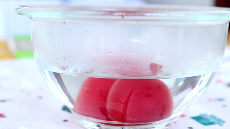 番茄鲜虾面,<a style='color:red;display:inline-block;' href='/shicai/ 59'>番茄</a>划十字,倒入开水烫去外皮
tips:如果一次烫不下去的话,可以换几次开水冲烫