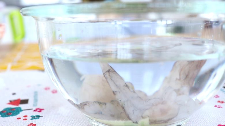 番茄鲜虾面,待姜水冷却后,放入处理好的鲜虾,浸泡10min去腥
tips:姜水一定要冷却再放鲜虾,否则鲜虾容易被烫熟
