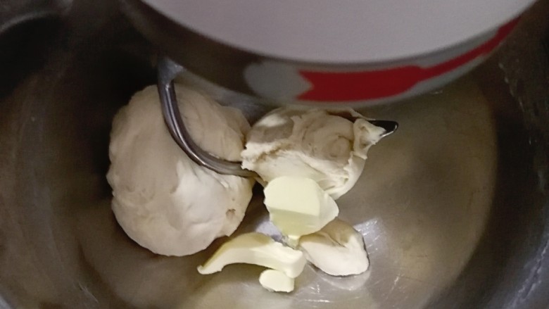 香葱肉松吐司(一次发酵),放入软化的黄油