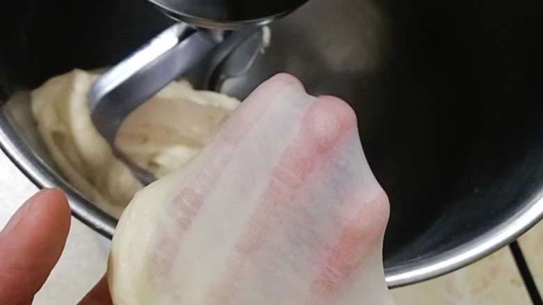 香葱肉松吐司(一次发酵),一档揉至黄油全部吸收,转三档揉至完全阶段(能扯出手套膜)