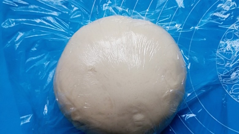 香葱肉松吐司(一次发酵),取出揉好的面团,滚圆盖上保鲜膜醒15分钟