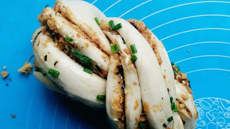 香葱肉松吐司(一次发酵),编好后,把两头的收口朝下捏紧