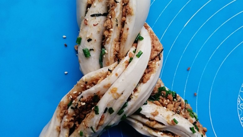 香葱肉松吐司(一次发酵),把切口朝上,编麻花似的编起来