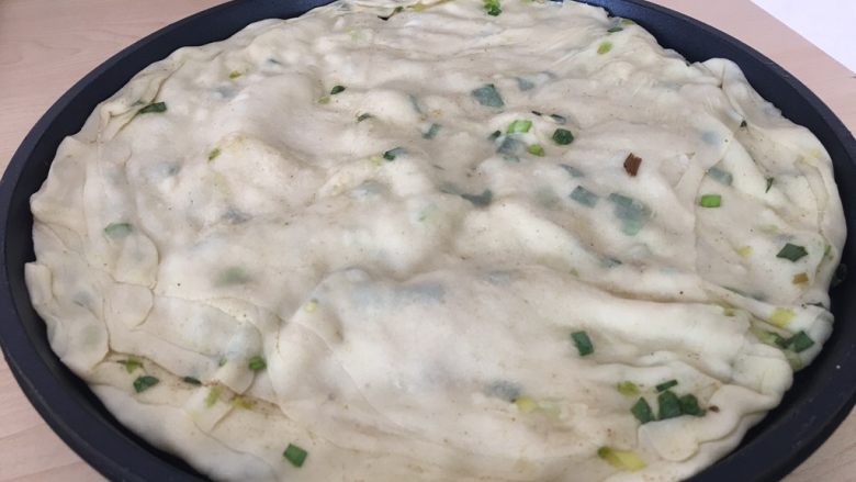 千层葱油饼,电饼档抹油,煎到鼓起。