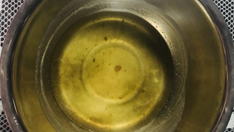桃酥,猪油是自己买肉回来熬的,放冰箱冷藏的。取150g出来,融化