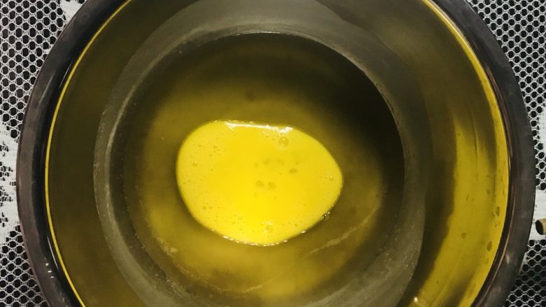 桃酥,蛋液留少许(最后桃酥刷液用),其余都倒入猪油中,白砂糖也一并倒入,搅拌均匀