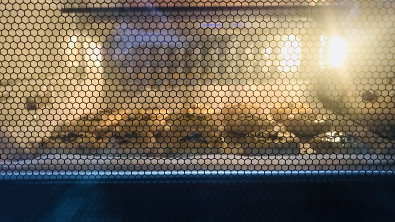 桃酥,烤箱上下火180度预热10分钟后,放入烤箱烤20分钟