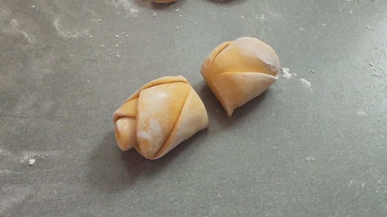 南瓜玫瑰馒头。,用刀朝筷子压印的地方一切为二,就成了两朵玫瑰